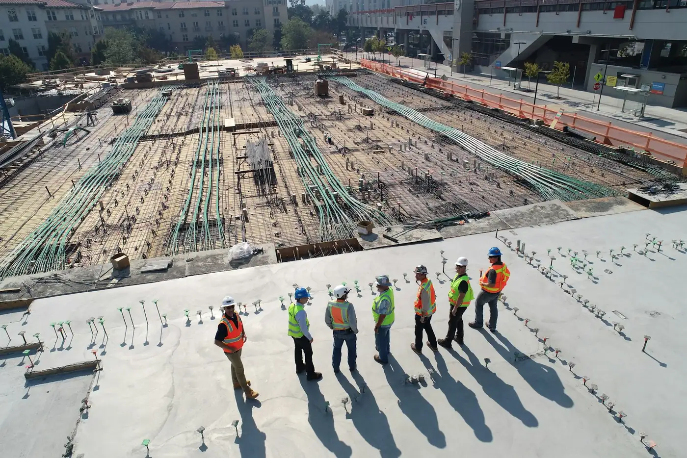 Bauarbeiter mit Helmen auf einer Baustelle